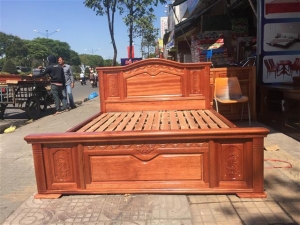 Giường gỗ xoan đào nguyên miếng tại TP.HCM